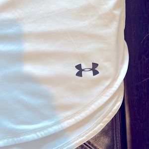 Under Armour Womens dry-wicking shirt sleeve shirt. Like new